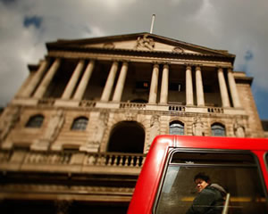 银行如何在经济变化中保持投资的稳健性？