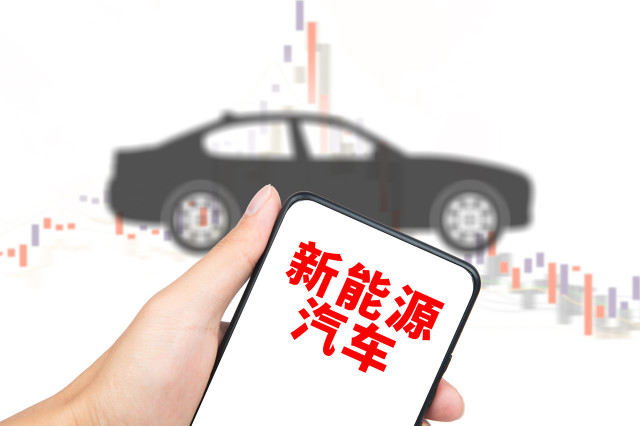 汽车打蜡和镀晶哪个效果更持久？