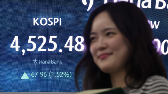 韩国股市首次突破4500点大关，三星与SK海力士股价创新高