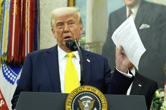 特朗普称政府将“源源不断”达成类似英特尔持股的交易