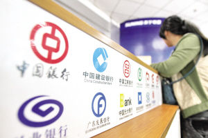 银行如何利用科技提升投资服务的效率？